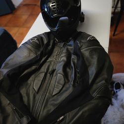 Chamarra y casco para moto