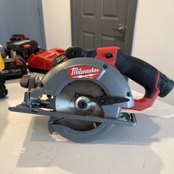 Milwaukee M12 SAW