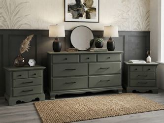 Vintage 3-Piece Bedroom Set(Dresser & Matching Nightstands)