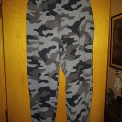 Women's Size XL,  Pink Camouflage Sweatpants 