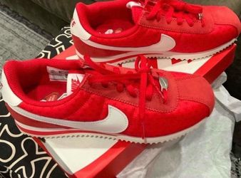 $35 Firm !! Nike GS Cortez Shoes  Youth Valentine’s Day 4.5 Youth  or size 6 women ! Red Hearts New