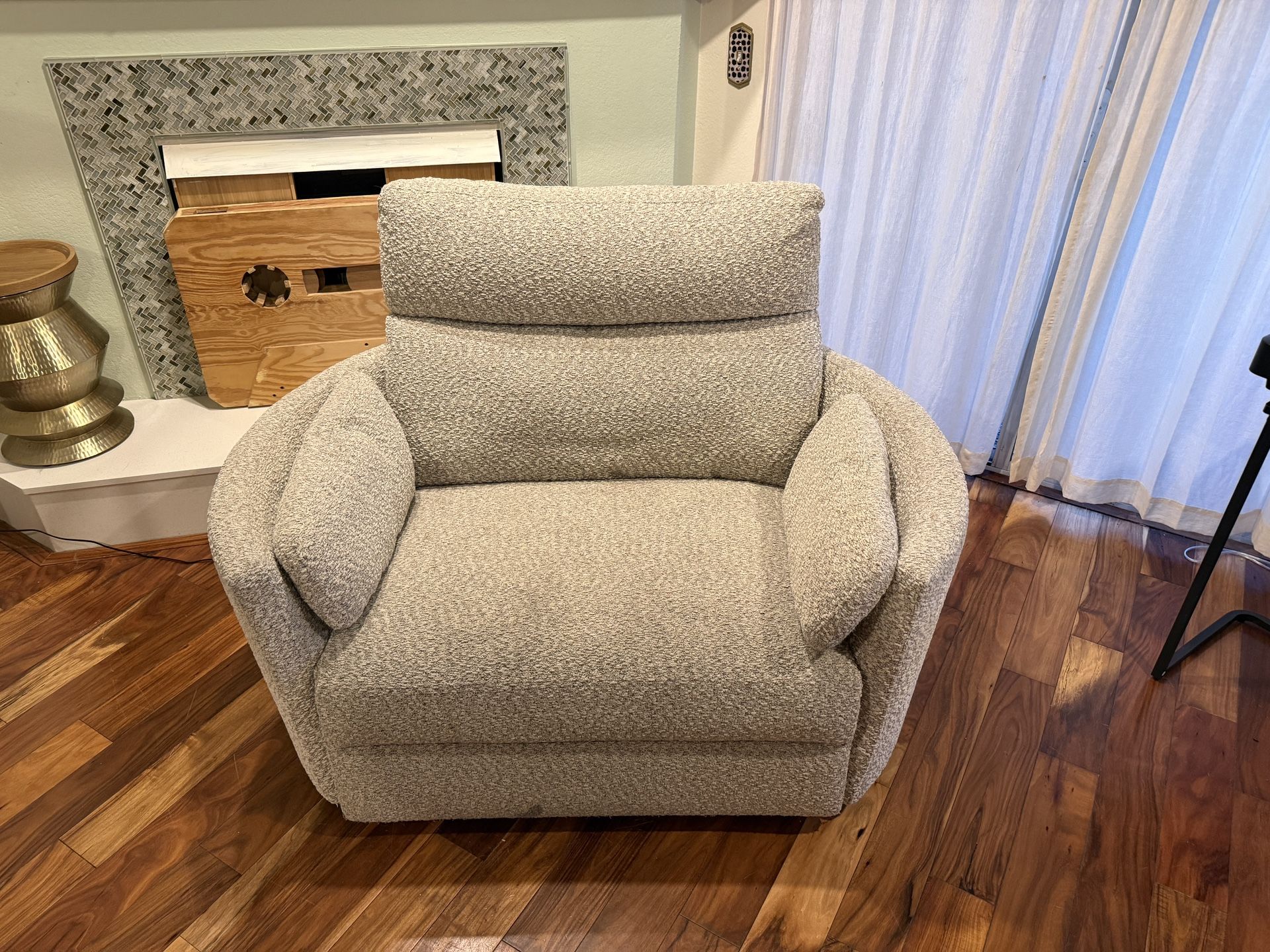 Living Spaces Oversized Power Recliner w/ USB