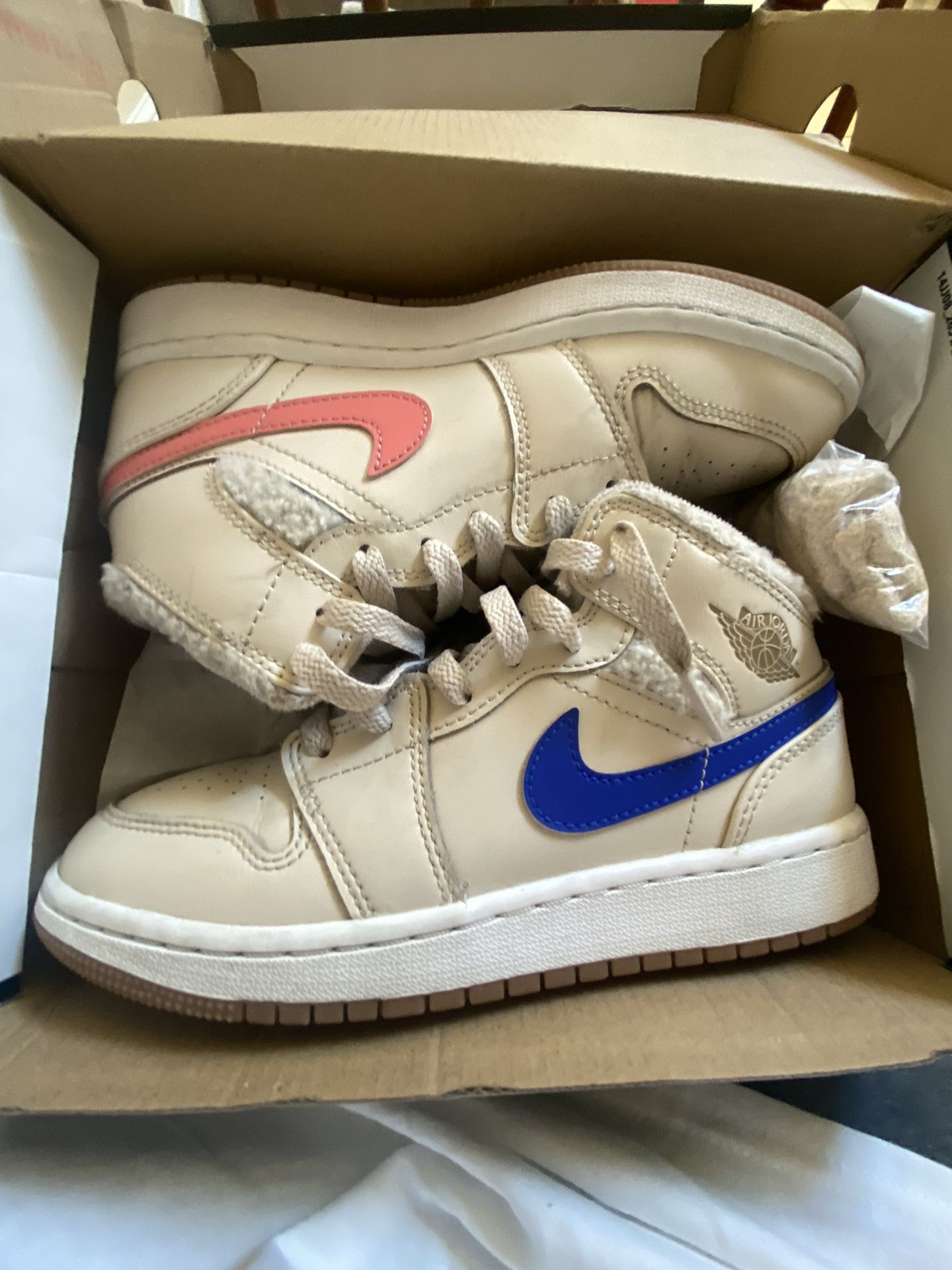 Jordan 1 Mids Youth Size 4  Shoes