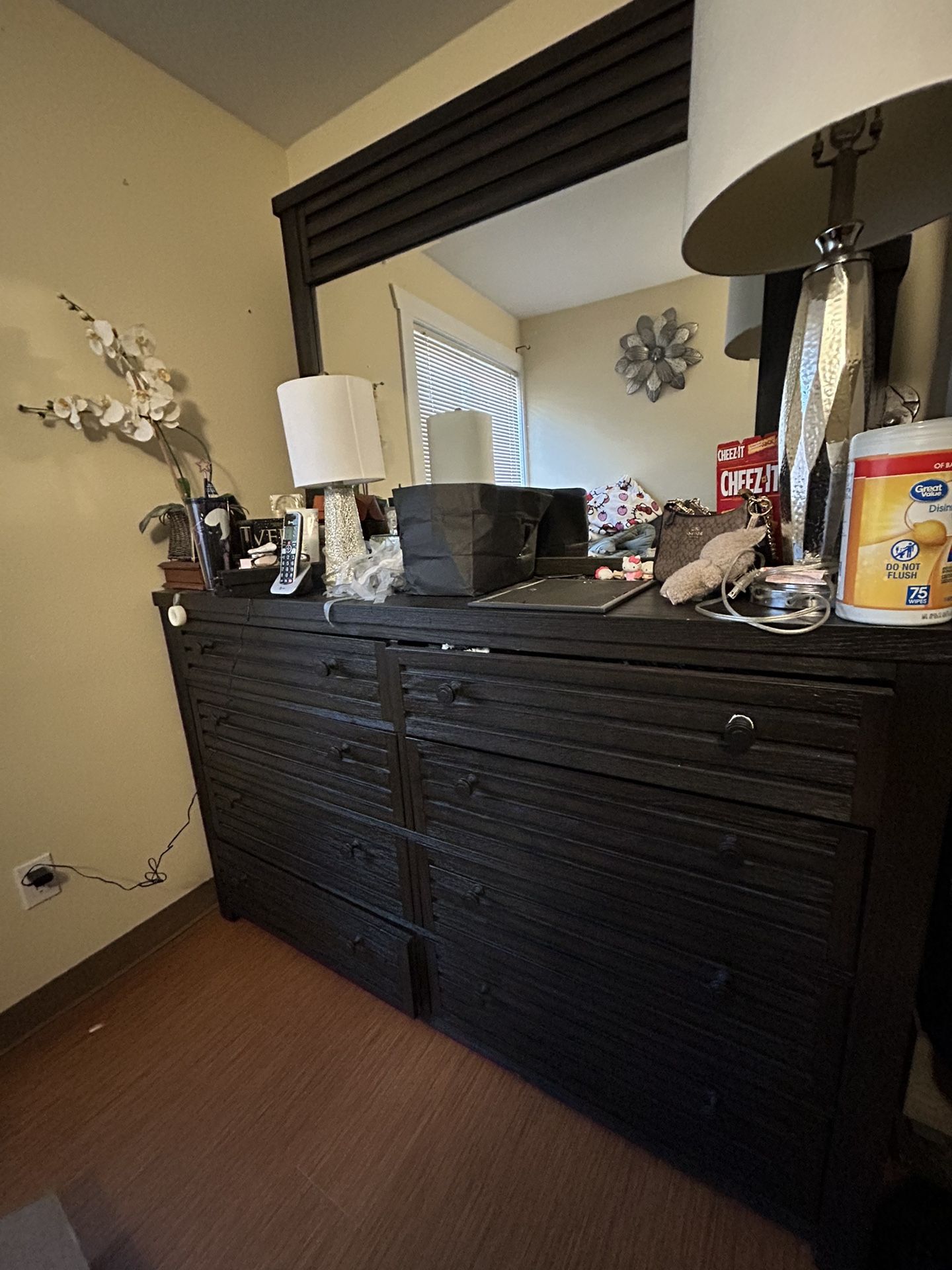 Dresser With Mirror