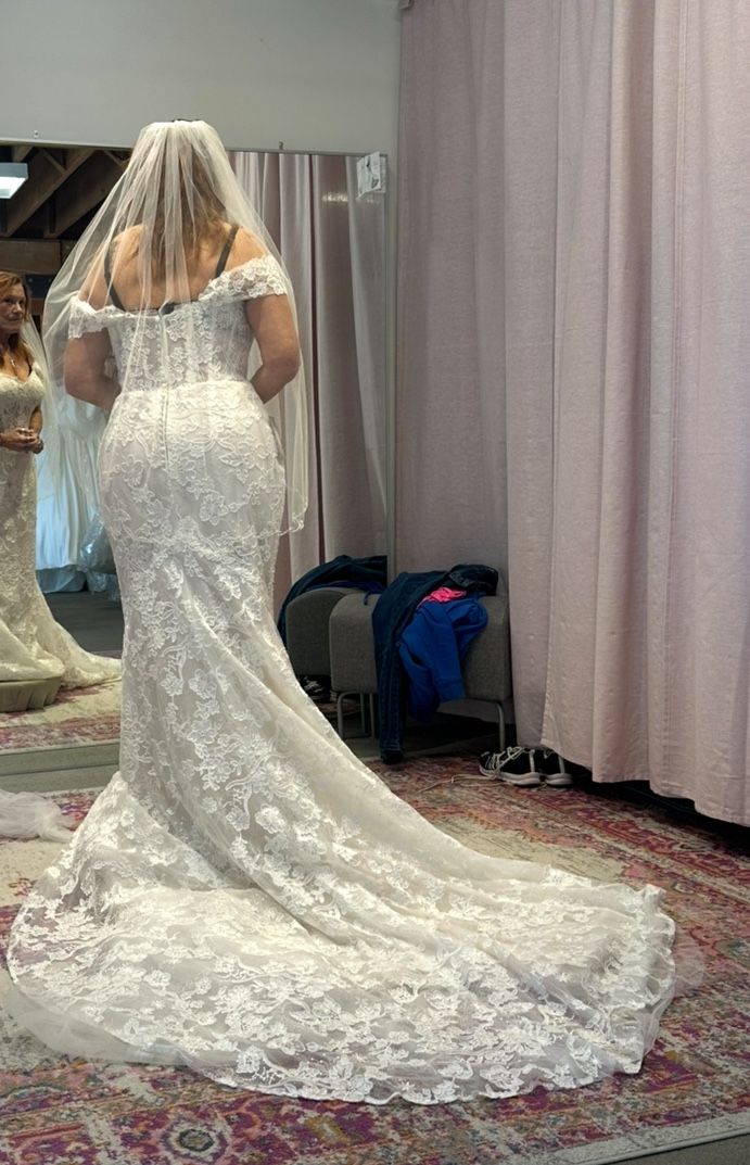 Brand new wedding dress never worn for ceremony