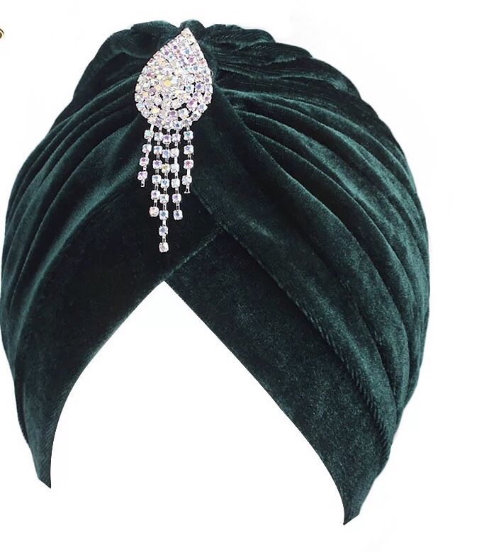 Green brooch bonnet