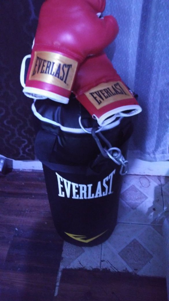 Boxing Bag and Boxing Gloves. Guantes de boxeo y bolsa de boxeo