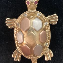 10k Gold  Turtle Pendant and Necklace