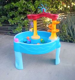 Water Table Includes  12 balls