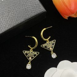A simple and versatile women's earrings