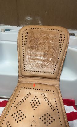 Respaldado De Cuero Con La Figura De La Virgencita
