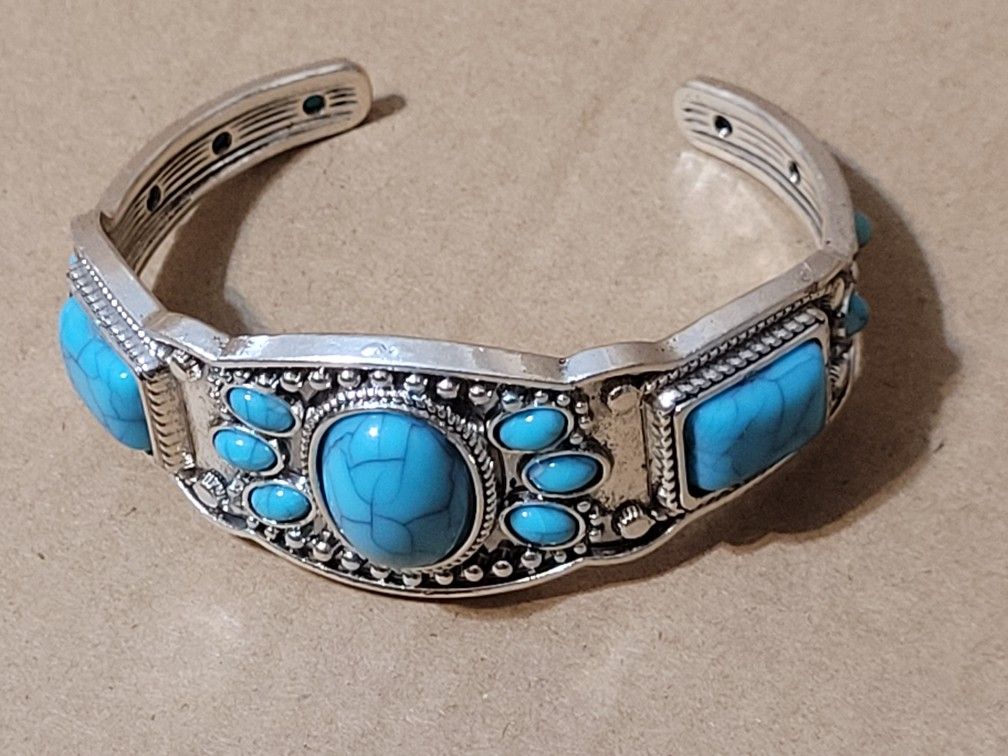 New!! Fashion Jewelry.  Silvertone Bracelet With Turquoise-colored Stones