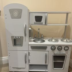 Kids’ Play Kitchen