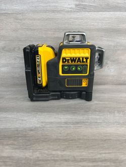 DEWALT DW089LG 12V MAX Lithium-Ion 100 ft. Green Self-Leveling 3-Beam 360 Degree (PO1019982) -Very Good Condition
