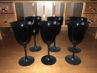 Very nice black goblets/wine glasses
