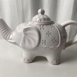 BIA Cordon Bleu White Elephant Teapot Cermaic 28 Fl Oz Microwave Dishwasher Safe 