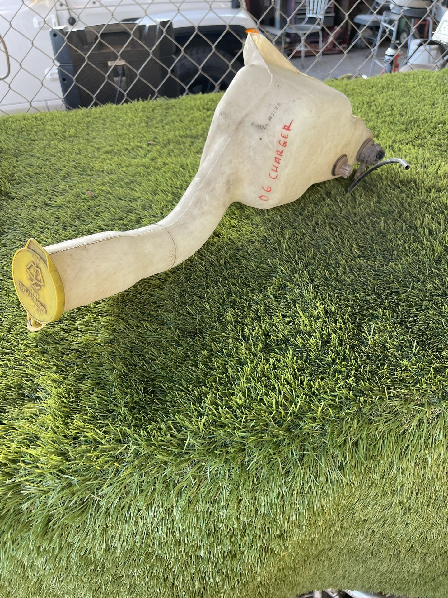 2006 Dodge Charger Windshield washer fluid Reservoir