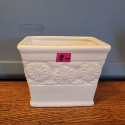 3 Styles Of White Ceramic Pots