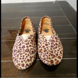 Leopard slip-on shoes women comfortable Dawgs lightweight  boho  flats

great condition, size 7.5