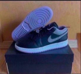 Nike Air Jordan 1 Low SE Black Lilac White Size 6.5y/8w Brand New