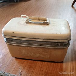 Vintage Samsonite Silhouette Train Case – Mid-Century Makeup Vanity Box (As-Is)