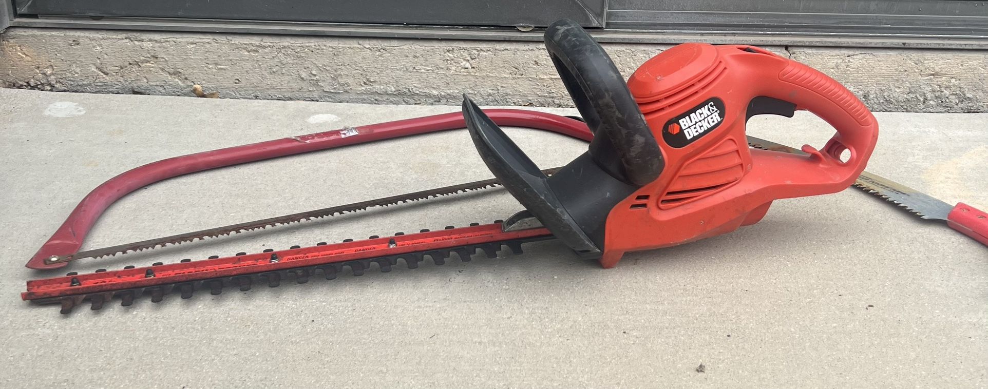 Black+Decker 18 in. 120 V Electric Hedge Tool