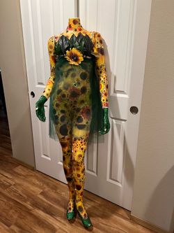 Mannequin Hands & Arms are Detachable.