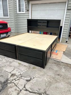 Se vende cama King size sin colchón