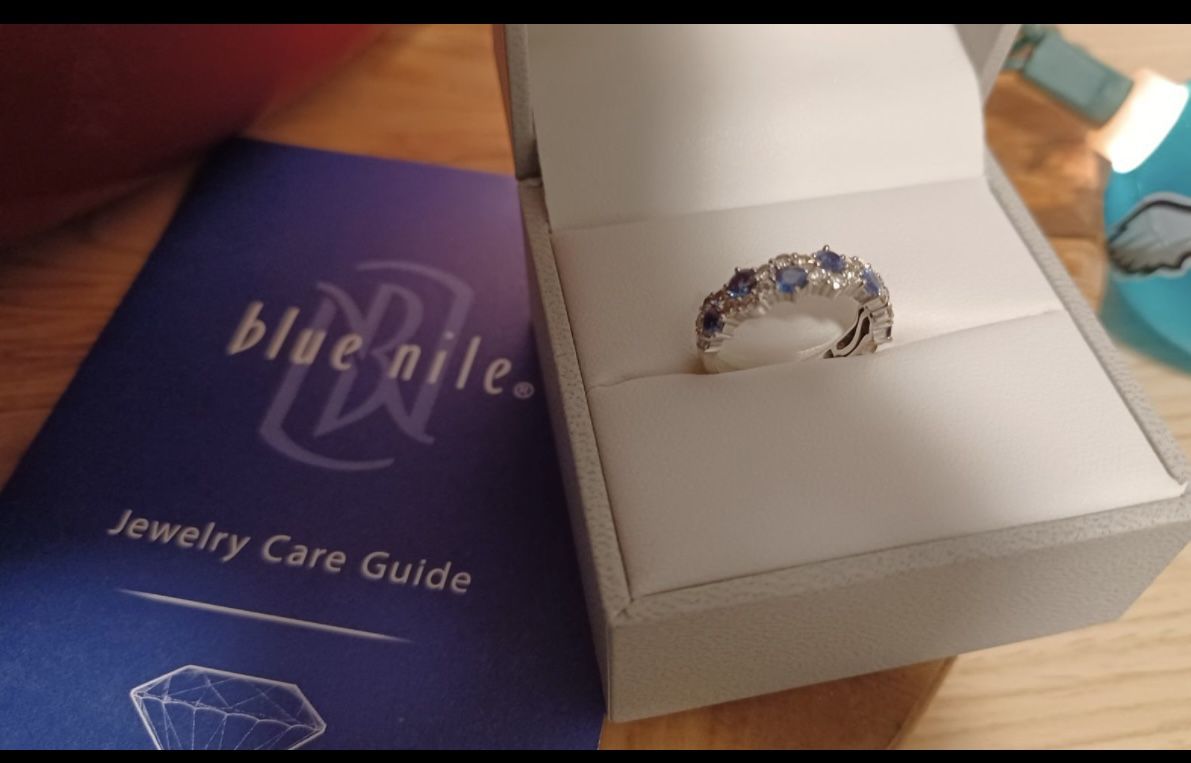 EUC Blue Nile Staggered Sapphire And Diamond Ring In 14k White Gold, Size 5.5