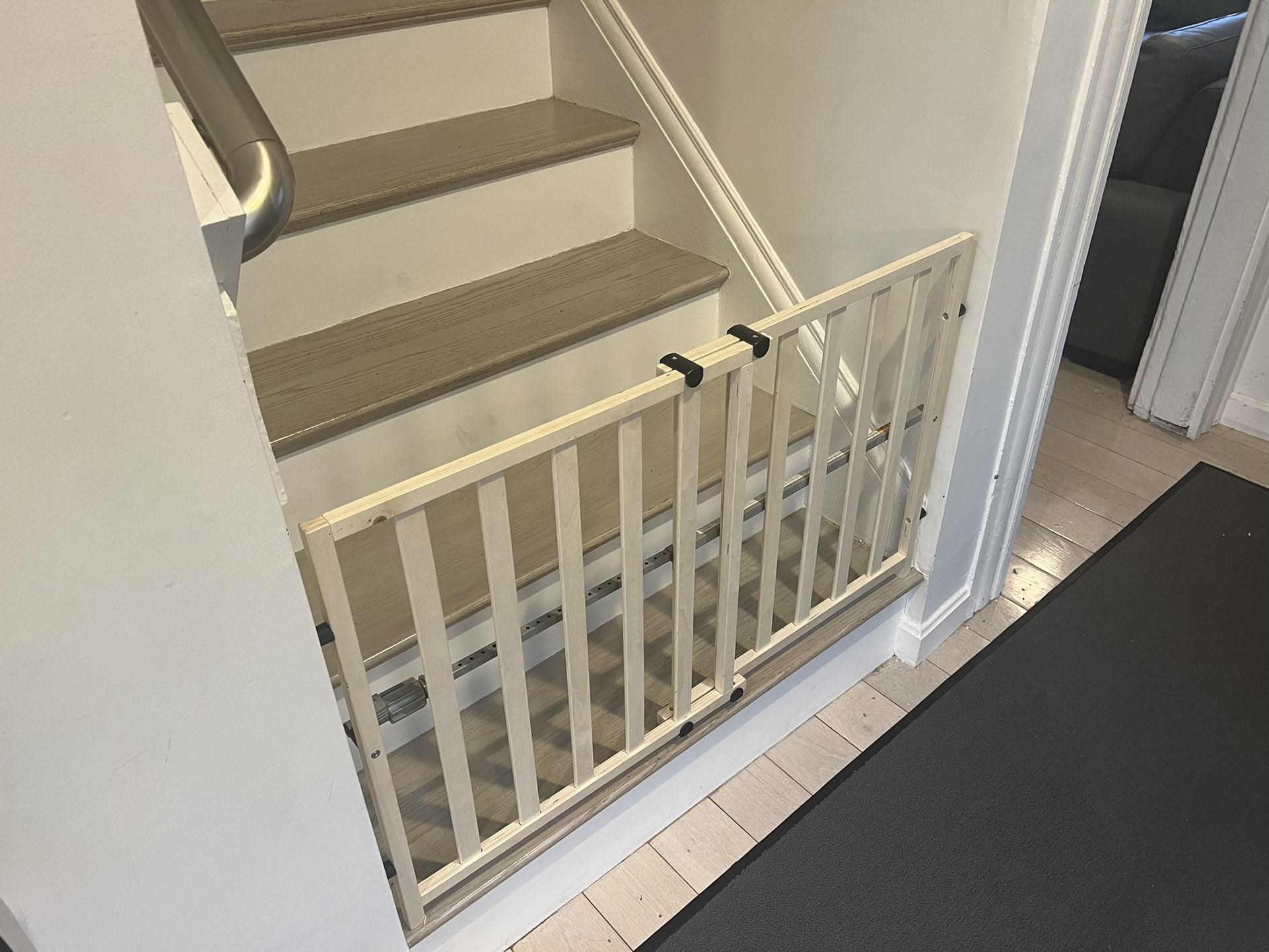 Child / Pet Gate - Excellent Condition