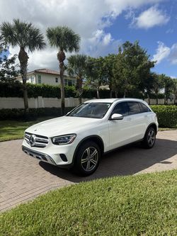 2022 Mercedes-Benz GLC 300 - Only 32K Miles.  Polar white, NO ACCIDENTS, CLEAN TITLE.