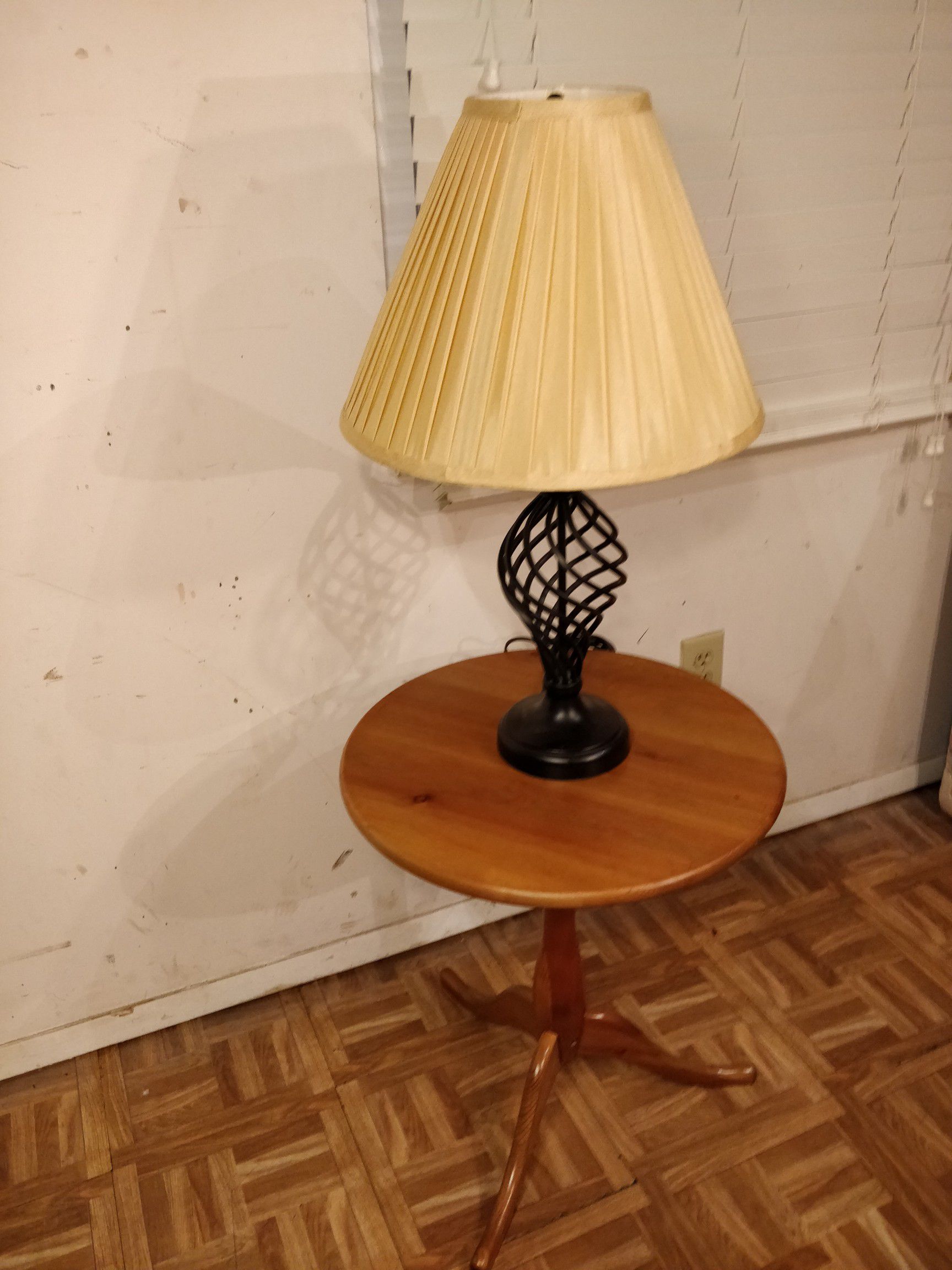Nice solid wood table with lamp in great condition
