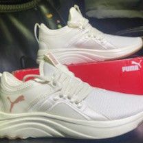 New Size 7 Women's Puma Shoes 