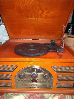 Crosley retro stereo, cd, cassette player.