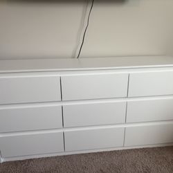 9 Drawer Dresser No Scratches No Stains 