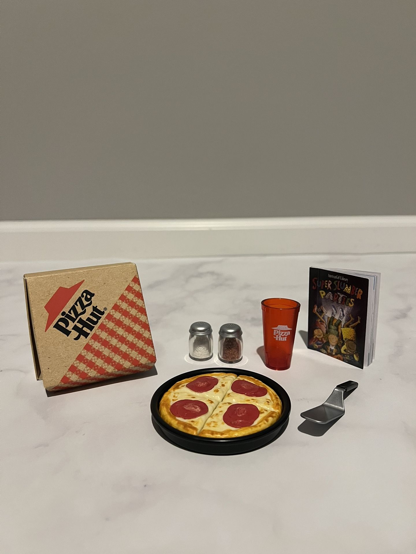 American Girl Isabel & Nicki Pizza Hut BOOK IT! Set