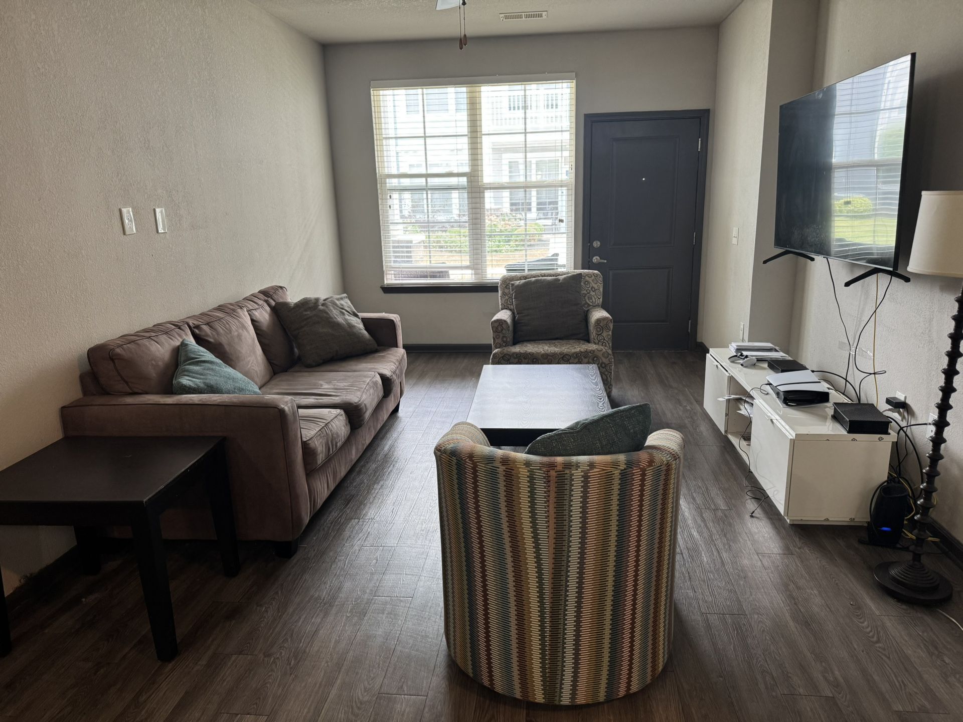 Entire Living Room Chairs And Table