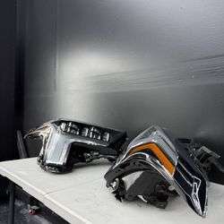 Toyota Tundra headlights With Auto Leveling 