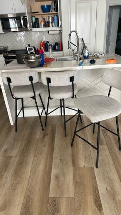 Swivel barstool
