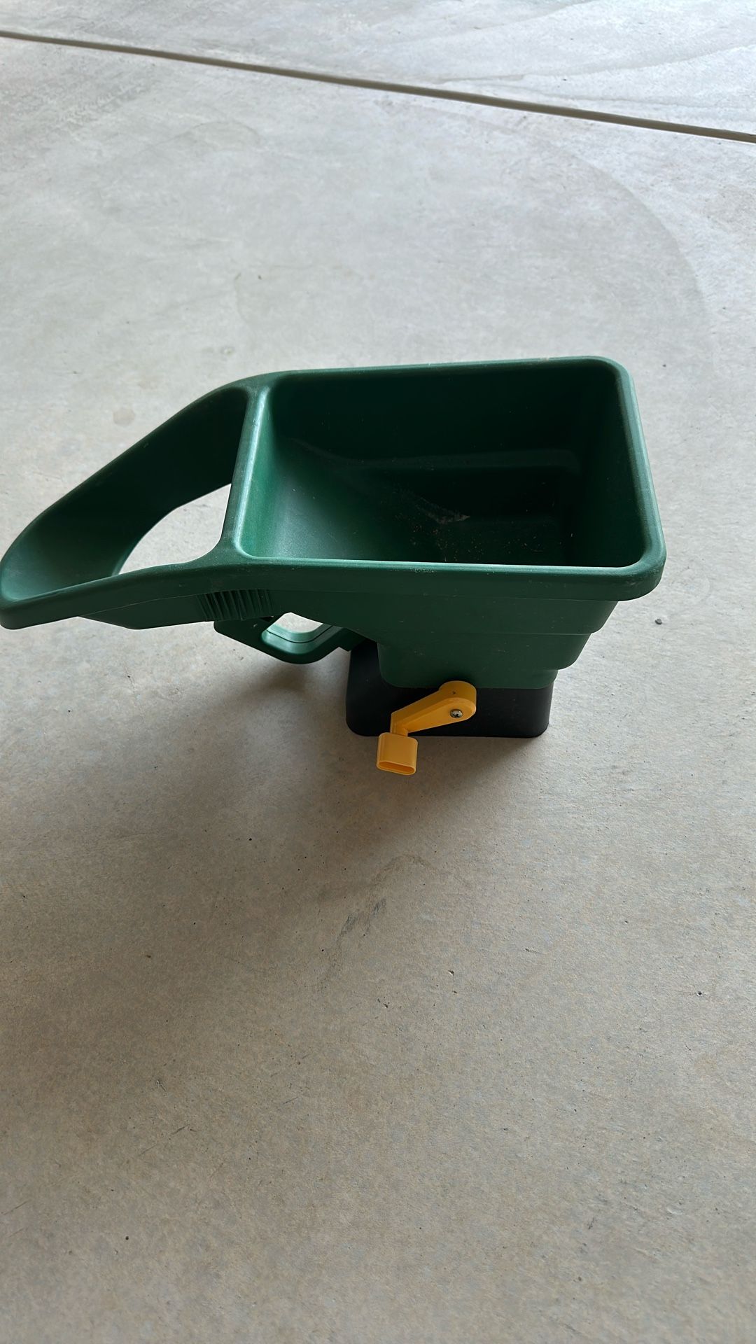 Handheld Fertilizer Dispenser.