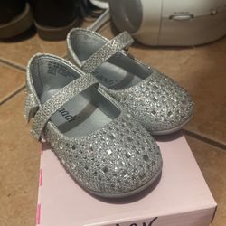 Toddler dressing shoes