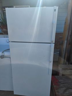 Hot point Refrigerator top and bottom apartment size Warranty Financing With Snap If You Qualify Reconditioned