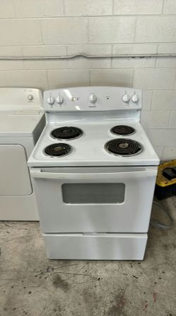 Hotpoint Electric Stove in White, Minor Wear, Coil Burners