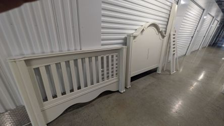 Pottery barn full bedframe. Free delivery 👍