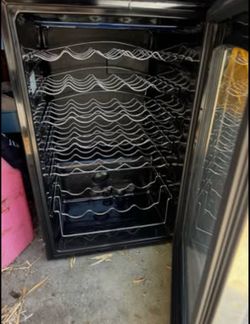 Wine refrigerator