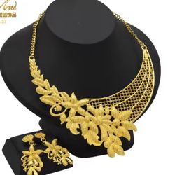 Elegant Gold Plated Necklace Set