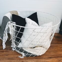 New condition Extra large white Basket🧺