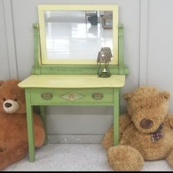ANTIQUE CHILD SIZE VANITY 