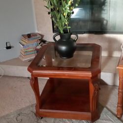 Beautiful Vintage End Table 24 Wide 24 Height