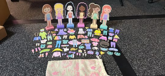 Magnetic dress up dolls